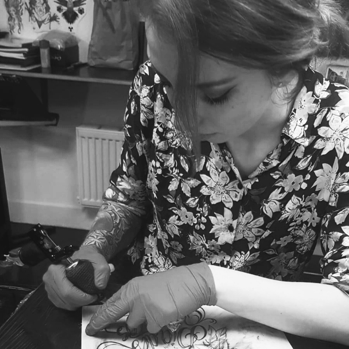 Manon lightart Learning to Tattoo