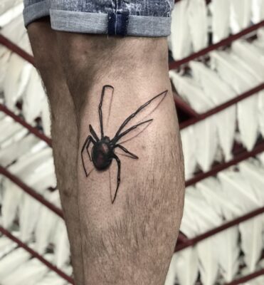 spider tattoo, realistic tattoo, light art tattoo, women tattooer
