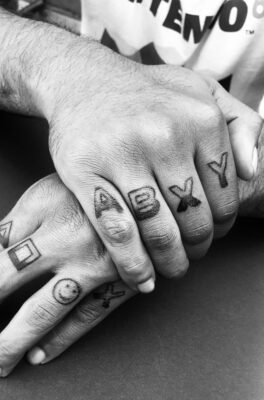 hand tattoo, fingers tattoo gaming tattoo, light art tattoo, women tattooer